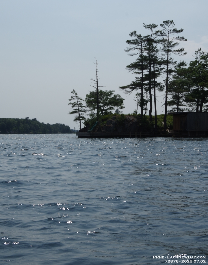 72876Cr - Kayaking on the Saint Lawrence, in the 1,000 Islands, near Ivy Lea Bridge